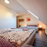 Pod Svetem-apartman Apartament *
